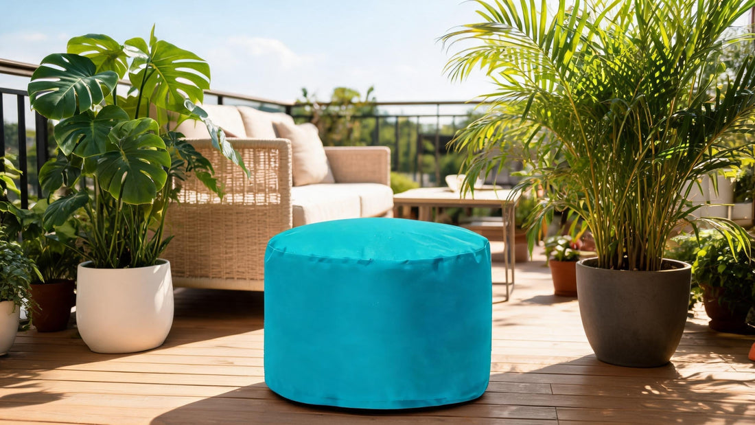Pouf extérieur Le Nomad turquoise sur une terrasse avec mobilier rotin
