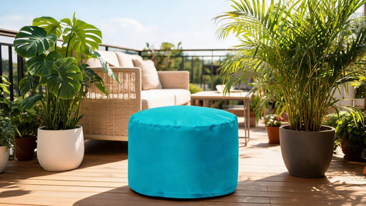 Pouf extérieur Le Nomad turquoise sur une terrasse avec mobilier rotin