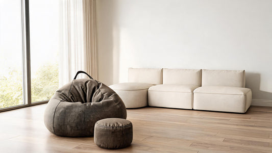 Pouf poire gris foncé Le Solace dans un salon lumineux