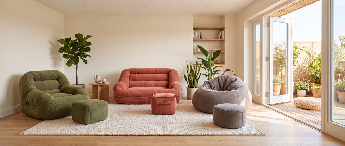 Salon avec poufs Poofy ouvert sur une terrasse