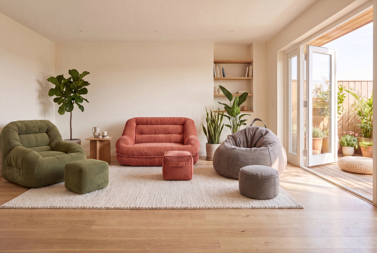 Salon avec poufs Poofy ouvert sur une terrasse
